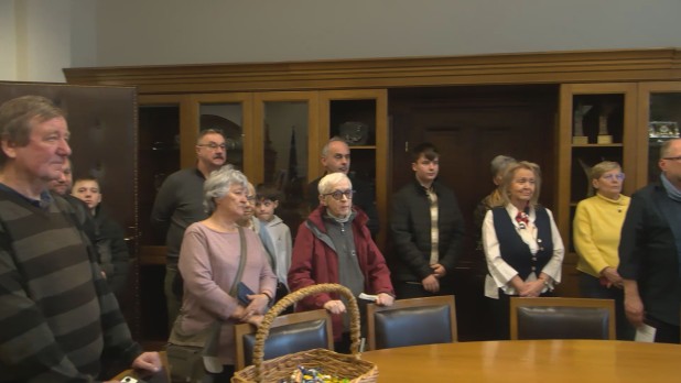 Spacer z historią w tle