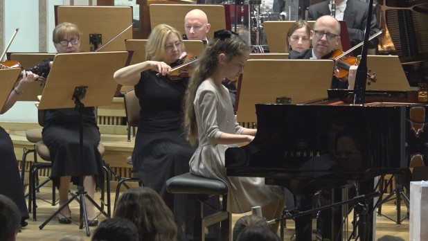 Dzieci grają dorosłym